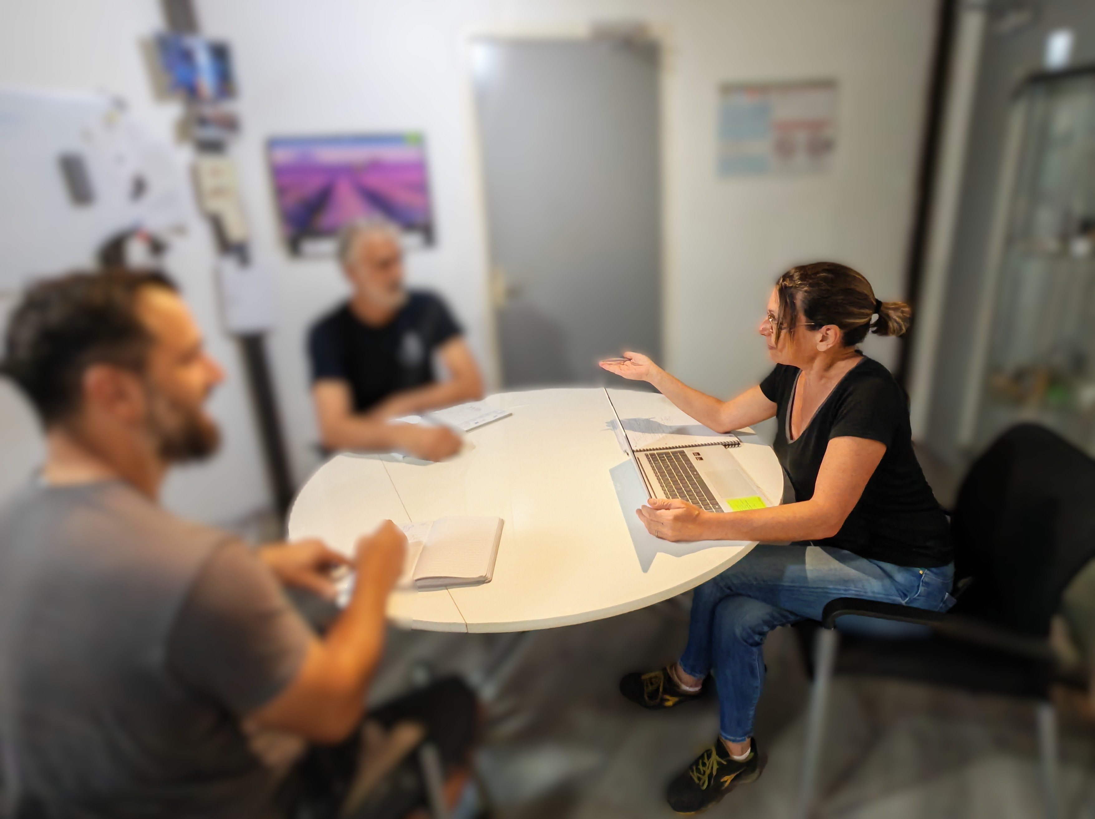 Réunion en atelier industriel